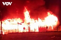 Ngọn lửa bùng phát lúc rạng sáng khiến công tác dập lửa gặp nhất nhiều khó khăn.