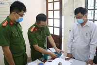 Cơ quan chức năng tống đạt các quyết định liên quan. Ảnh: Công an Nghệ An.