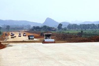 Nhà thầu thi công một đoạn tuyến cao tốc Bắc-Nam. (Ảnh: Việt Hùng/Vietnam+).