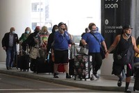 Những trường hợp không tuân thủ đeo khẩu trang sẽ bị phạt tiền. (Nguồn: Reuters).