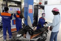 Mua bán xăng dầu sau khi điều chỉnh giá bán tại cửa hàng kinh doanh xăng dầu Petrolimex. (Ảnh: Trần Việt/TTXVN),