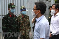 Phó Thủ tướng Vũ Đức Đam thăm hỏi chiến sỹ quân đội làm nhiệm vụ hỗ trợ người dân tại khu vực cách ly phong tỏa Phường Tân Chánh Hiệp, quận 12. (Ảnh: Xuân Tình/TTXVN).
