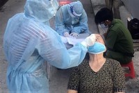 Xét nghiệm sàng lọc COVID-19 cho người dân phường Vĩnh Quang, thành phố Rạch Giá. (Ảnh: Lê Sen/TTXVN).