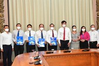 Phó Chủ tịch UBND TPHCM Lê Hòa Bình cùng các đồng chí lãnh đạo sở, ngành chúc mừng các đồng chí nhận quyết định.