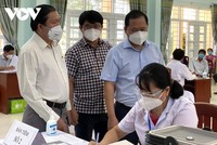 Ông Nguyễn Phi Long, Chủ tịch UBND tỉnh Bình Định (áo xanh) kiểm tra công tác chuẩn bị tiêm chủng ở huyện Vân Canh và các địa phương.