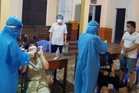 Lực lượng chức năng lấy mẫu xét nghiệm Covid-19.