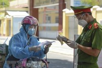 Lực lượng chức năng tại các chốt kiểm tra các loại giấy tờ của shipper. (Ảnh: Văn Dũng/TTXVN).