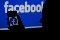 Biểu tượng Facebook trên màn hình smartphone. (Ảnh: AFP/TTXVN).