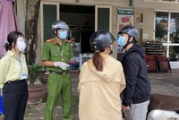 Lực lượng chức năng Tây Ninh kiểm tra giấy đi đường của người dân. (Ảnh: Thắm Nguyễn).