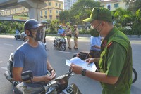 Kiểm soát chặt chẽ người ra đường không có lý do.