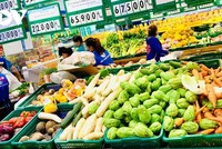 Nhân viên siêu thị soạn đơn hàng cho đi chợ hộ.