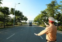 Lực lượng chức năng làm nhiệm vụ tại các chốt kiểm soát dịch tại Hà Nội.