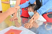 Tất cả người dân khi qua chốt kiểm soát vào Quảng Ninh phải được đóng dấu "chung tay phòng, chống dịch COVID-19." (Ảnh: TTXVN).