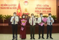 Ông Trần Phước Sơn (thứ 2 từ phải sang) và bà Ngô Thị Kim Yến (thứ 2 từ trái sang) nhận hoa chúc mừng từ các lãnh đạo Thành ủy, HĐND, UBND thành phố Đà Nẵng. (Ảnh: Quốc Dũng/TTXVN).