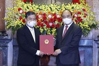 Chủ tịch nước Nguyễn Xuân Phúc trao Quyết định bổ nhiệm Đại sứ Đặc mệnh toàn quyền Việt Nam tại Campuchia cho đồng chí Nguyễn Huy Tăng.