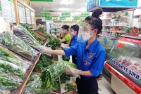 Thanh niên tình nguyện Thành phố Hồ Chí Minh 'đi chợ hộ' người dân trong những ngày giãn cách xã hội 'ai ở đâu ở yên đó.' (Ảnh: TTXVN phát).