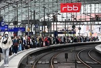 Hành khách chờ đợi tại nhà ga tàu hỏa ở Berlin. (Ảnh: AFP/TTXVN).