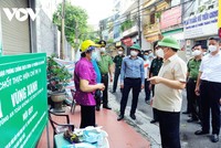 Bí thư Thành ủy Hà Nội Đinh Tiến Dũng kiểm tra công tác phòng chống dịch tại khu vực phong tỏa phường Văn Miếu, Văn Chương.