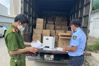 Lực lượng liên ngành tiến hành kiểm tra xe tải chở máy tạo oxy không có nguồn gốc xuất xứ. (Ảnh: TTXVN phát).