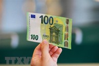 Đồng tiền mệnh giá 100 euro tại Rome, Italy. (Ảnh: AFP/TTXVN).