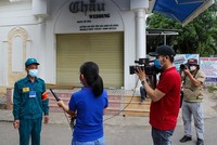 Phóng viên Truyền hình Thông tấn xã Việt Nam tại Đà Nẵng đang tác nghiệp. (Ảnh: Trần Lê Lâm/TTXVN).