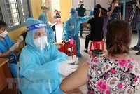 Người dân được tiêm vaccine Vero Cell tại điểm tiêm Trung tâm văn hóa phường Phú Lợi, thành phố Thủ Dầu Một, tỉnh Bình Dương. (Ảnh: Chí Tưởng/TTXVN).