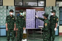 Tang vật đối tượng vứt lại hiện trường. (Ảnh: TTXVN phát).