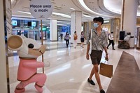 Người dân đeo khẩu trang phòng lây nhiễm COVID-19 tại Bangkok, Thái Lan, ngày 26/4/2021. (Ảnh: AFP/TTXVN).