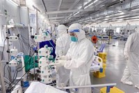 Điều trị cho bệnh nhân COVID-19 tại Trung tâm hồi sức tích cực trực thuộc Bệnh viện Việt Đức - đặt tại Bệnh viện Dã chiến số 13 (xã Bình Hưng, huyện Bình Chánh, Thành phố Hồ Chí Minh). (Ảnh: TTXVN).