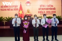 Lãnh đạo thành phố Đà Nẵng tặng hoa 2 Phó Chủ tịch UBND thành phố vừa được bầu (từ trái qua: Bà Ngô Thị Kim Yến và ông Trần Phước Sơn - người thứ tư). (Ảnh ngày 1/9/2021).