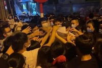 Tình trạng chen lấn, tập trung đông người tại Trường Tiểu học Trung Văn (phường Trung Văn, quận Nam Từ Liêm) xảy ra ngày 11/9. Ảnh: Chinhphu.vn