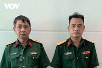 Bị can Võ Thành Phúc (trái) và bị can Trần Vũ Hàn Minh Nhật tại cơ quan điều tra.