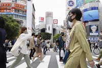 Nhật Bản đang nghiên cứu lộ trình nới lỏng các hạn chế vào khoảng tháng 11 khi phần lớn dân số dự kiến ​​sẽ được tiêm chủng đầy đủ. Ảnh: Japan Times.