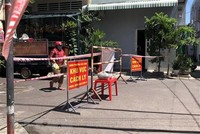 Tiếp tế lương thực cho người dân trong khu vực bị phong tỏa tại tổ 18, khu vực 4, phường Hải Cảng, Quy Nhơn. (Ảnh: Nguyên Linh/TTXVN).