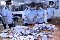 Hải quan thu giữ hơn 60.000 viên thuốc nhập lậu, được dùng trong điều trị COVID-19 như, Favipiravir Tablets 200 mg, Fabiflu 400 mg, Baricitinib, Molnupiravir Capsules… (Ảnh: Vietnam+).