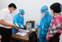 Thứ trưởng Bộ Y tế Đỗ Xuân Tuyên kiểm tra điểm tiêm chủng vaccine COVID-19 tại Hà Nội.