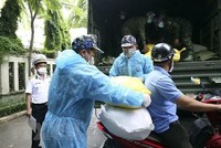 Phân phối gạo cho người dân gặp khó khăn ở địa bàn quận 4. (Nguồn: TTXVN).