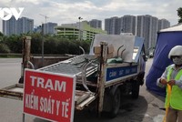 Lực lượng chức năng tháo dỡ chốt kiểm soát dịch tại Đại lộ Thăng Long.