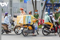 Lực lượng chức năng kiểm tra Giấy đi đường của người dân khi qua các chốt kiểm soát phòng chống dịch COVID-19.