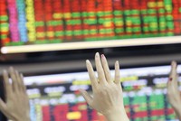 Thị trường chứng khoán gần đây có “sóng” cổ phiếu vốn hóa nhỏ.