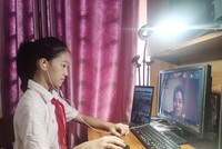 Học sinh lớp 6A2, Trường THCS Hoàng Mai (quận Hoàng Mai, Hà Nội) trong tiết học trực tuyến môn Ngữ văn. (Ảnh: Vietnam+).