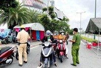 Lực lượng Công an tại chốt kiểm trên đường Phạm Văn Đồng, phường Hiệp Bình Chánh, Thủ Đức, kiểm tra giấy tờ của người lưu thông. (Ảnh: Thành Chung/TTXVN).