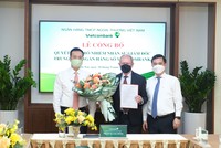Ông Phạm Quang Dũng, Chủ tịch HĐQT Vietcombank (ngoài cùng bên trái) và ông Nguyễn Thanh Tùng, Phó tổng giám đốc phụ trách Ban điều hành Vietcombank (ngoài cùng bên phải) trao Quyết định và hoa chúc mừng cho tân Giám đốc Trung tâm ngân hàng số Vietcombank.