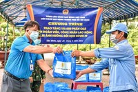 Trao tặng quà cho công nhân lao động gặp khó khăn do COVID-19. (Ảnh: Thanh Vũ/TTXVN).