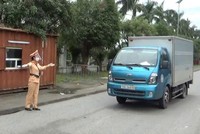 Lực lượng chức năng tỉnh Ninh Bình kiểm soát chặt chẽ các phương tiện vào tỉnh để phòng chống Covid-19.