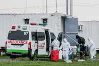 Nhân viên y tế đưa bệnh nhân COVID-19 tới bệnh viện dã chiến tại Manila, Philippines, ngày 1/9/2021. (Ảnh: THX/TTXVN).