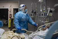 Trong những nước được phân tích trong nghiên cứu, tuổi thọ nam giới giảm ở 15 nước và tuổi thọ của phụ nữ giảm ở 11 nước. Ảnh minh họa: Bloomberg.