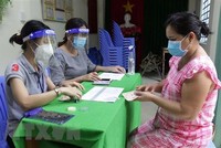 Người lao động tự do tại Cần Thơ đến nhận hỗ trợ. (Nguồn: TTXVN).