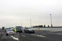 Chốt trạm cầu Bạch Đằng, thị xã Quảng Yên, tỉnh Quảng Ninh. (Ảnh: TTXVN)