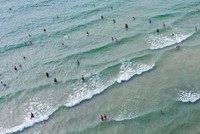 Người dân Đà Nẵng sẽ được phép tắm biển từ 4 giờ 30 đến không quá 6 giờ 30 hàng ngày. (Ảnh: Trần Lê Lâm/TTXVN).